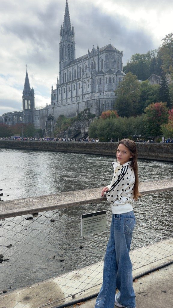 Shelby devant le sanctuaire Notre-Dame de Lourdes, au bord du Gave