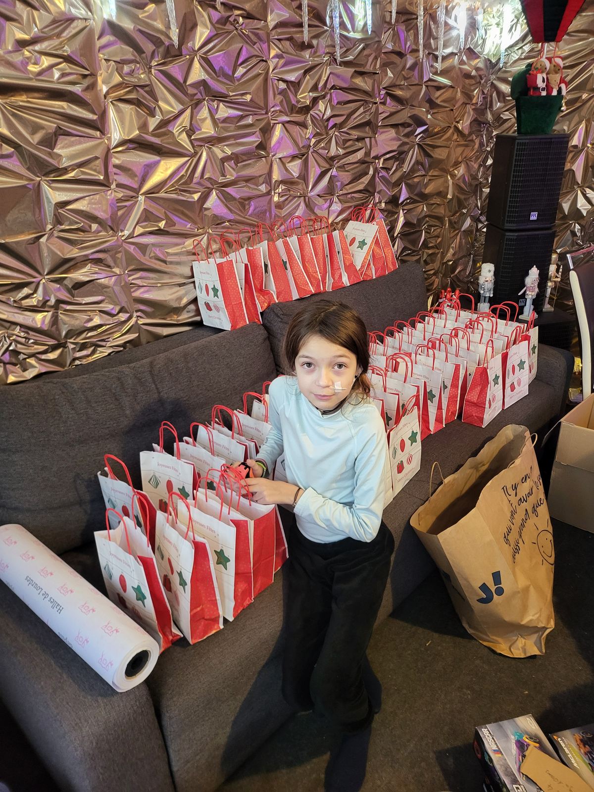 Préparation des cadeaux avec le soutien de JouéClub