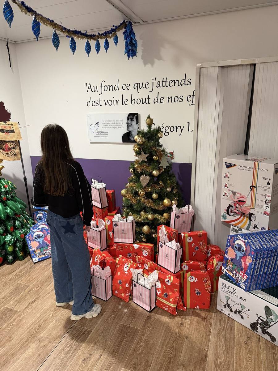 Distribution de cadeaux aux enfants au CRCM de La Timone